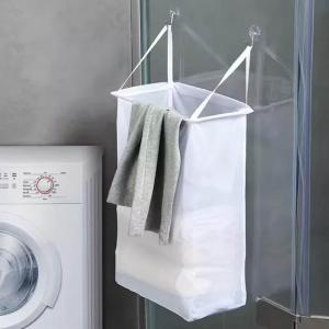 CESTO PARA ROPA CON GANCHOS ADHESIVOS